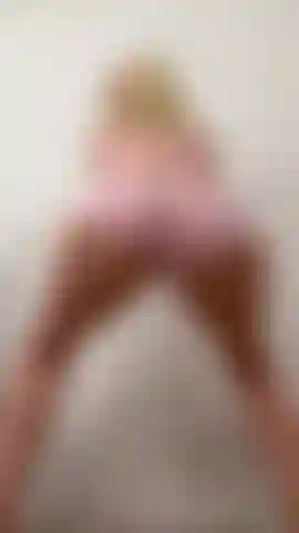 Faire de l'exercice me rend tellement excitée… je faisais juste des squats et je me suis tellement allumée en sachant que tu me regardais, que j'ai dû baiser ma chatte ! En chevauchant de face et de dos, en missionnaire, en pov sous moi… cette vidéo est tellement chaude.🥵 Alors, tu veux être mon partenaire d'entraînement ? Je sais que tu adores mater mes fesses et m'étirer… entièrement nue + pénétration 🎥15 minutes.