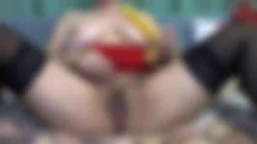 Joue avec ma chatte humide.