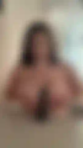 Baise de seins avec un jouet.