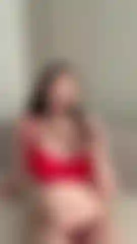 Fellation profonde torride, une fille aux courbes généreuses suce une grosse bite noire🍆.