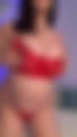 Striptease entièrement nue 💦.