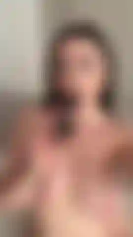 Pipe renversante💦 gros seins🍒 suçant une grosse bite noire.