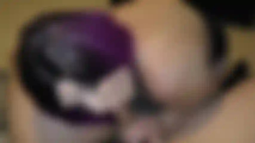 Ma voisine est venue après que cette femme se soit endormie pour une pipe. Elle ne lui suce jamais la bite et je suis plus qu'heureuse aussi, et de toute façon, mon mari n'était pas à la maison. J'aime la sensation de sperme chaud dans ma bouche.