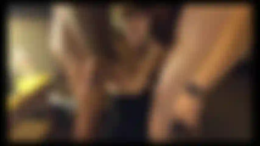 J'aime être entourée de bites avec la bouche pleine et les mains occupées. Regarde-moi à genoux pendant que je suce 4 bites, noires et blanches.