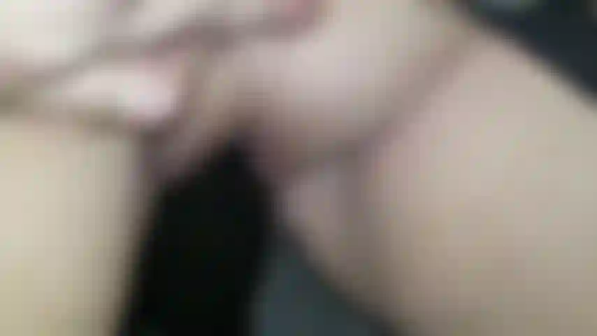 Moi qui joue avec un énorme gode noir. Tu sais que je suis une reine de taille et j'aime être comblée. Regarde-moi essayer d'étendre ma chatte pour ce jouet monstre.