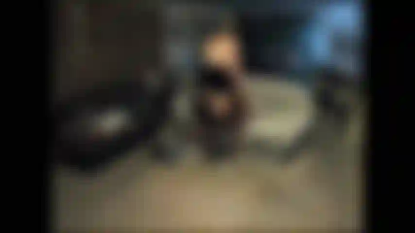 Je joue avec une bbc pendant que mon mari est au travail. Ce clip me montre chevauchant son visage pendant qu'il me mange la chatte.