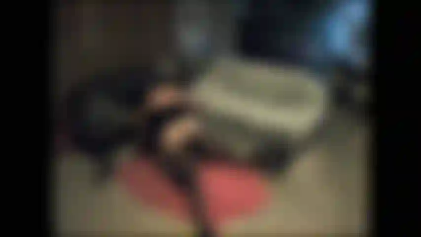 Moi chevauchant un de mes taureaux noirs sur le sol du salon. Il a tellement bien étiré ma chatte.