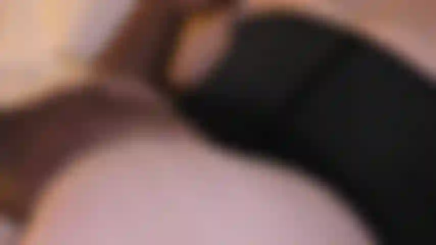 Regarde une bite noire éjaculer sur mon trou du cul et le sperme coule jusqu'à ma chatte !