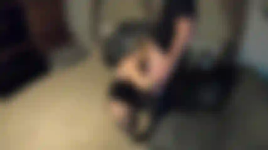 Mon ex-petit ami est venu en ville et nous sommes sortis boire un verre. Je me suis retrouvée chez moi et il m'a penché sur le canapé et m'a frappé. Mon mari était heureux de filmer. Il a jeté son préservatif sur mes seins :).