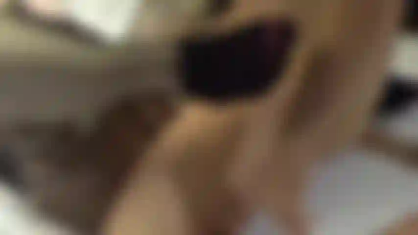 Bull finissant par jouir sur ma chatte dans une chambre d'hôtel.