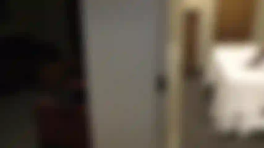 Mon mari me surprend en train de jouer avec ma chatte remplie de sperme après le départ d'un taureau. Je pensais qu'il serait contrarié de ne pas avoir utilisé de préservatif, mais il était en fait excité ! Il aime vraiment les secondes bâclées.