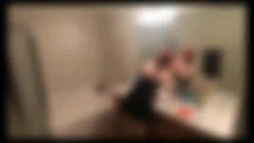 Mon beau-fils me trouve en train de m'apprêter à aller dîner avec ce papa tout en bandant énormément. Je décide de l'aider et il me fait un énorme soin du visage après avoir dit de ne pas le faire.