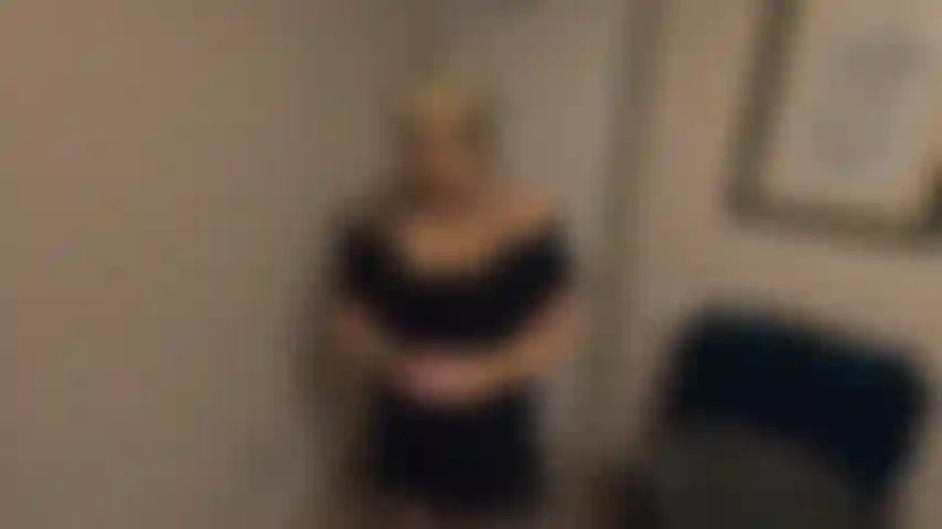 Je suis rentrée tard après avoir baisé dans un hôtel et je ne m'attendais pas à ce que mon mari soit encore éveillé. J'ai dû avouer que je n'ai pas utilisé de préservatif, j'ai pris un énorme creampie et je l'ai montré en jouant avec ma chatte.