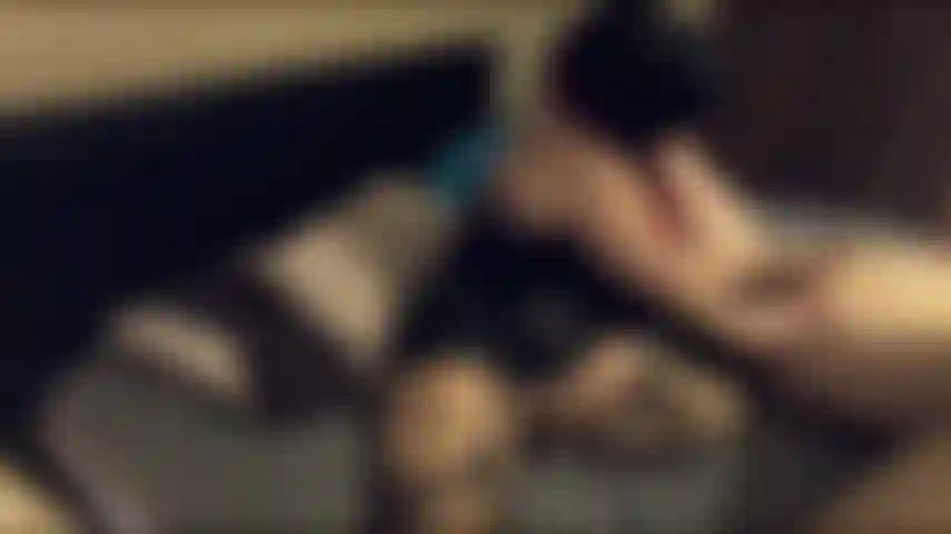 J'ai décidé de lubrifier le cul de mon mari et de lui masser la prostate pendant que je lui branlais la bite. Il jouit toujours si fort quand je lui doigte le cul :).