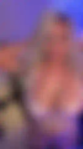 Dans ma lingerie rose à bretelles, je parle de façon cochonne d'être une salope bimbo et de comment tu es un pervers accro. Tu ne peux tout simplement pas t'arrêter de te branler en me regardant.