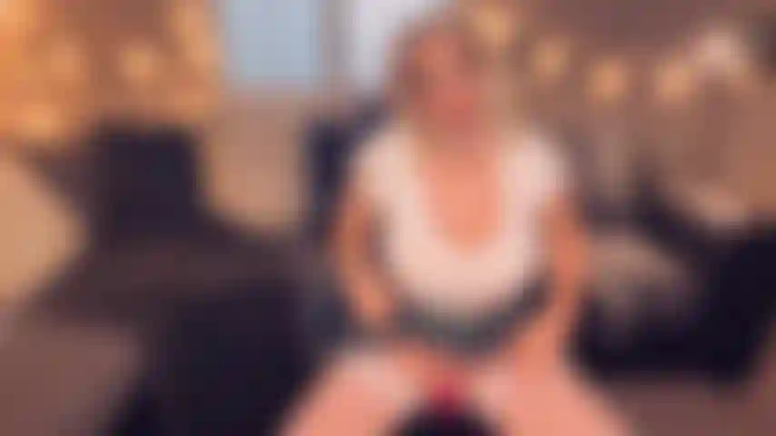 L'écolière éjacule.