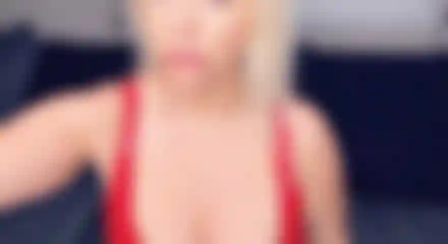 Une allumeuse en latex rouge.