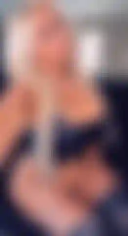 Taquine la vidéo en latex et bottes en cuir.