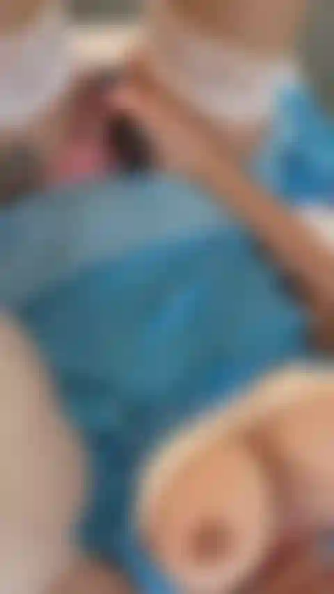 Domi taquine la chatte.