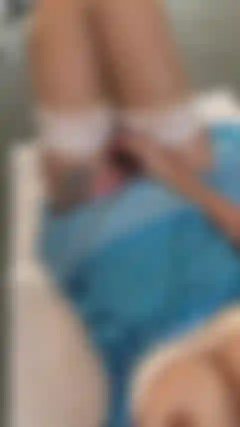 Mon mari contrôle un nouveau jouet.