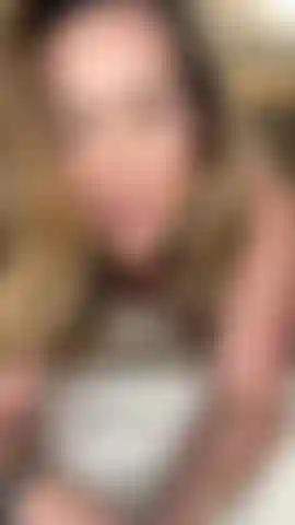 Regardez ma chatte devenir toute mouillée et crémeuse pendant que mon bijou rose brille depuis mon cul.