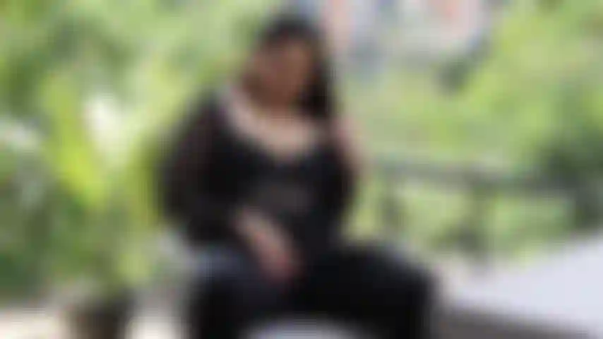 Je porte des leggins noirs et je me déshabille.