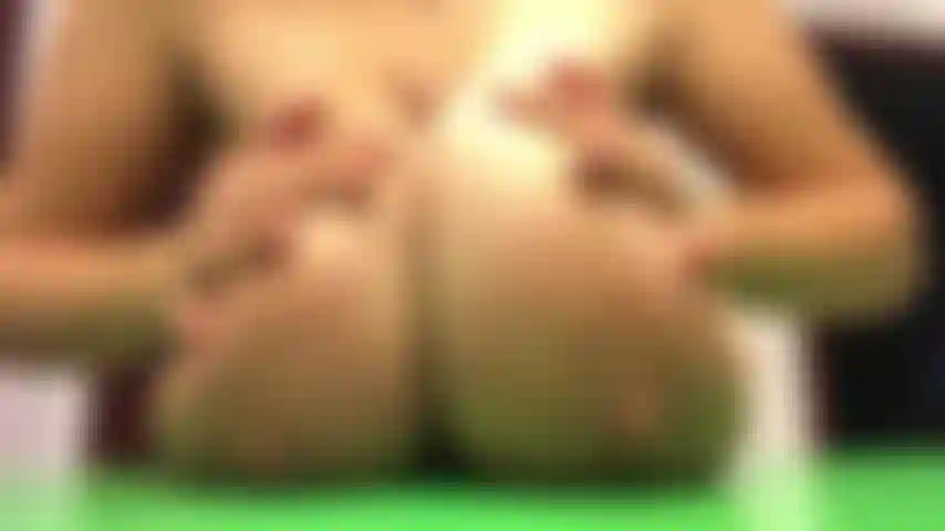 Titty fuck sur ton énorme bite.