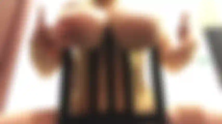 Des seins énormes suspendus librement sur une chaise et un jeu de mamelon.