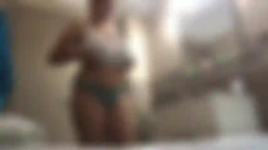 Prise seins nus en train de faire le ménage.