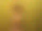 Des pantins, gros plan, des seins énormes qui bougent.