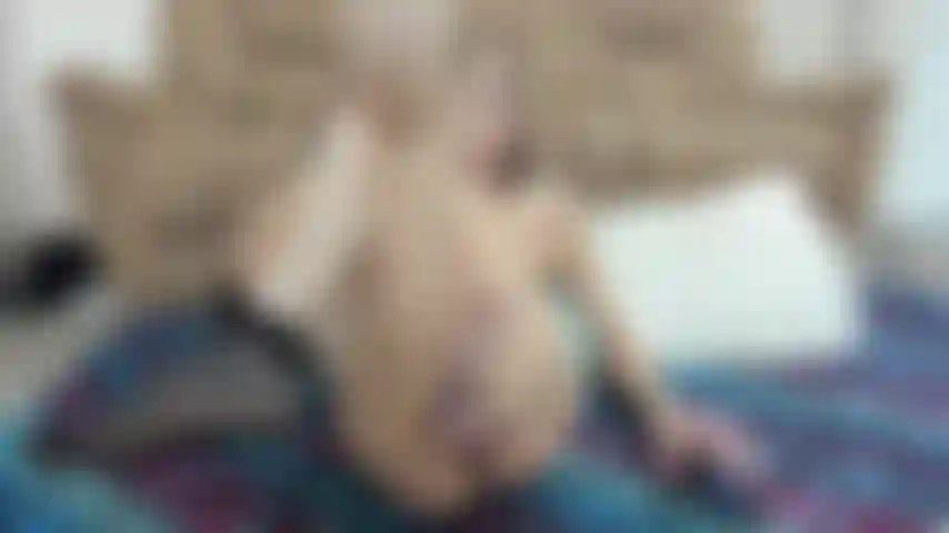 Montrant mes pieds et ajustant mes deux mains autour de ma bite.