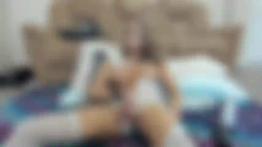 Les deux mains autour de ma bite incurvée, brillante et veinée.