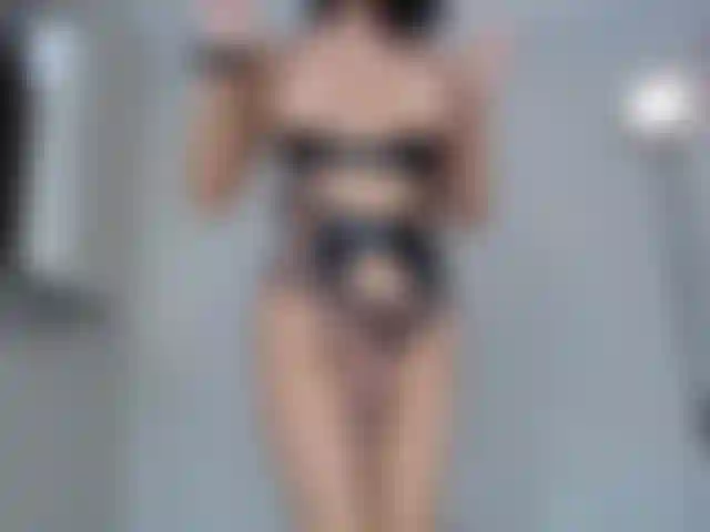 Modelant et exhibant tout mon corps en exclusivité <3.