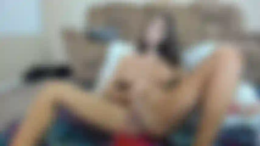 Caressant dans mon nouveau costume de chaton.