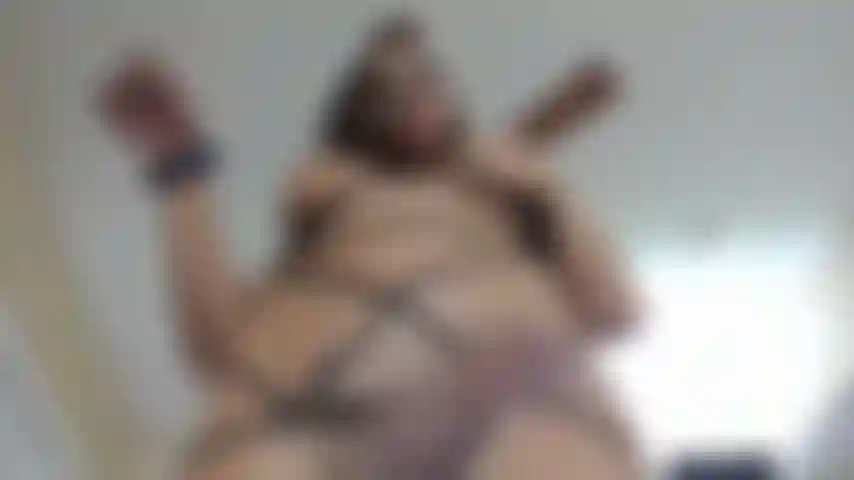 Debout au-dessus de toi et te nourrissant de ma bite.