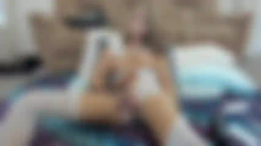 Ma bite touche presque mes seins.