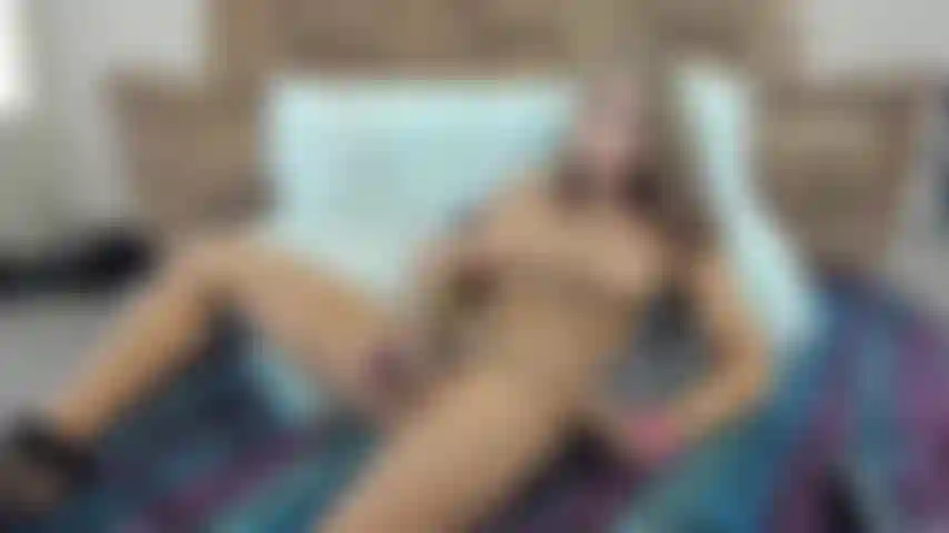 Remuant mes couilles pleines et attachées contre la caméra.