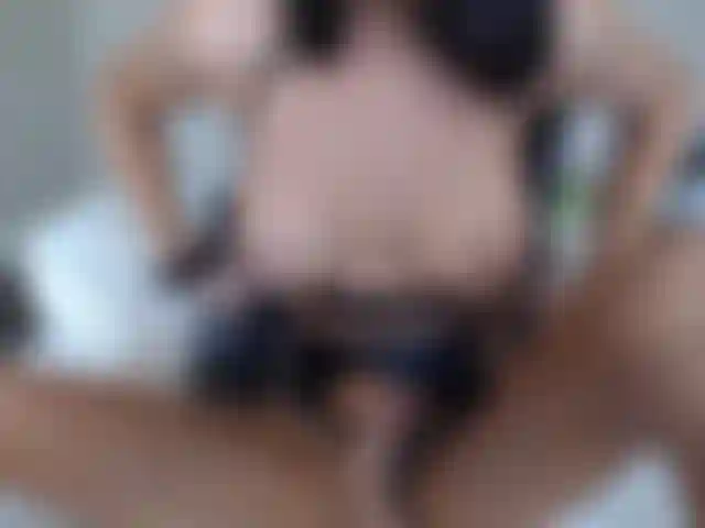 Agitant ma grosse bite devant la caméra et me claquant le cul pour les téléspectateurs :).