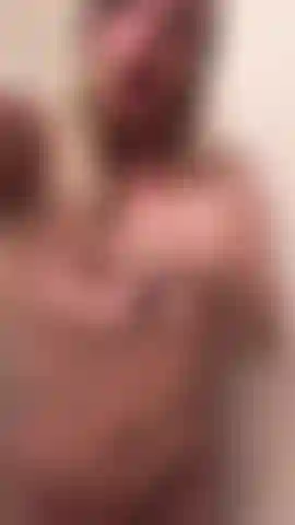 Nue et mouillée : allumeuse de douche sexy.