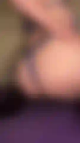 Le cul rebondit et tremble + la chatte rose se frotte et le trou du cul se taquine dans un petit string et une lingerie filandreuse.