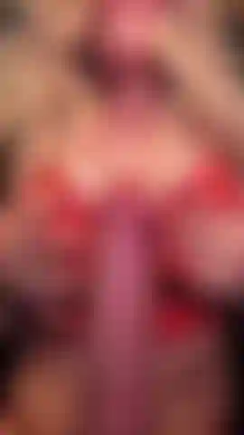 Je baise des nichons avec un gode et des paroles cochonnes.