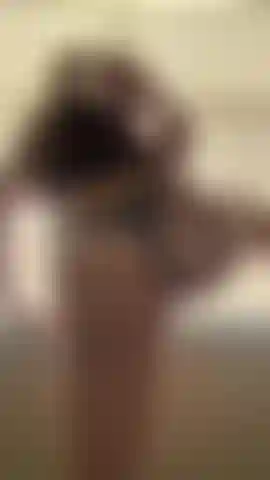 Secoue ce cul dans un string sexy en coton vert.