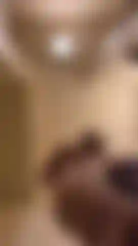 La déesse géante rit devant un petit monstre à petite bite nue après la douche.