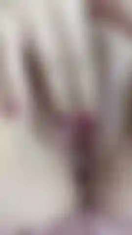 Je doigte ma chatte mouillée.