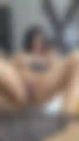 Je masturbe ma chatte rose et juteuse.