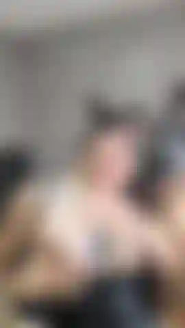 Massage à l'huile sur mes seins.