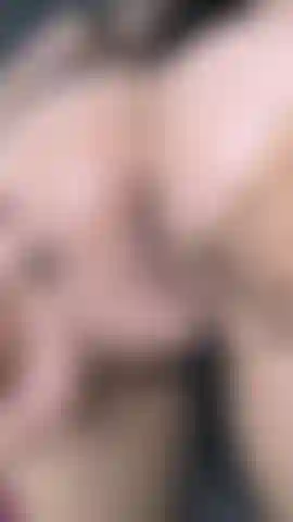 Je baise ma chatte serrée ; je veux ta bite à l'intérieur.