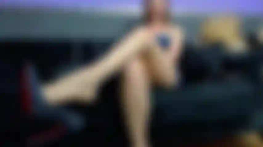 Tu sais combien coûtent ces talons ? Plus que ce que vaut la petite chose pathétique entre tes jambes en un an. Et pourtant tu supplies de payer le privilège de me regarder les porter pendant que je te dis la vérité.
