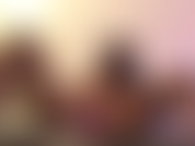 Une jeune adolescente en ébène éjacule en se masturbant.