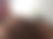 Une jolie jeune adolescente en ébène prépare un gode pour être baisée (partie 1).